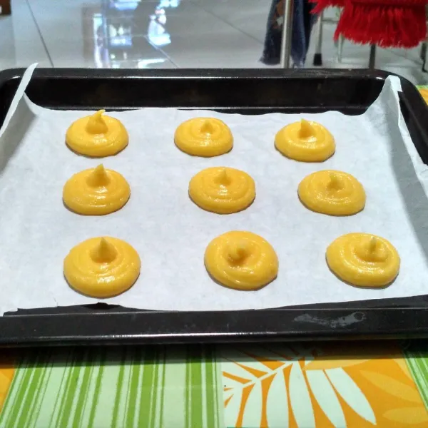 Masukkan adonan ke dalam plastik segita, cetak. Ini yang originak tanpa craquelin alias sus biasa