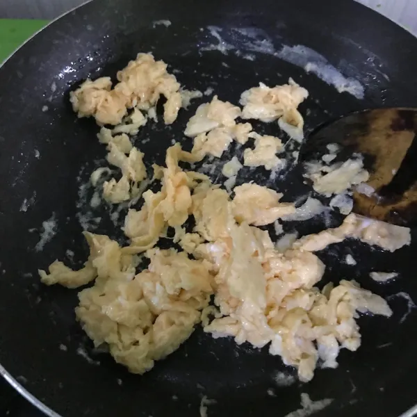 Kocok telur goreng dengan cara diorak arik dengan api kecil dan jangan terlalu matang agar warnanya cerah. Sisihkan.