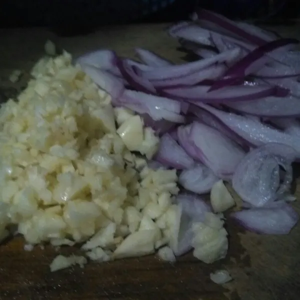 Choop halus bawang putih, slice kasar memanjang bombay.
