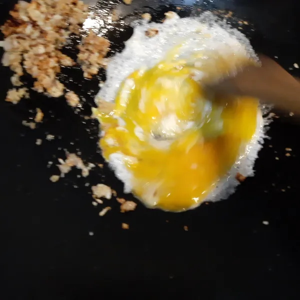 Kemudian sisihkan bumbu di pinggir masukkan telur sambil di orak arik.