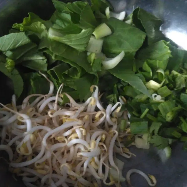 Potong dan siangi sayuran, jangan lupa dicuci yang bersih.