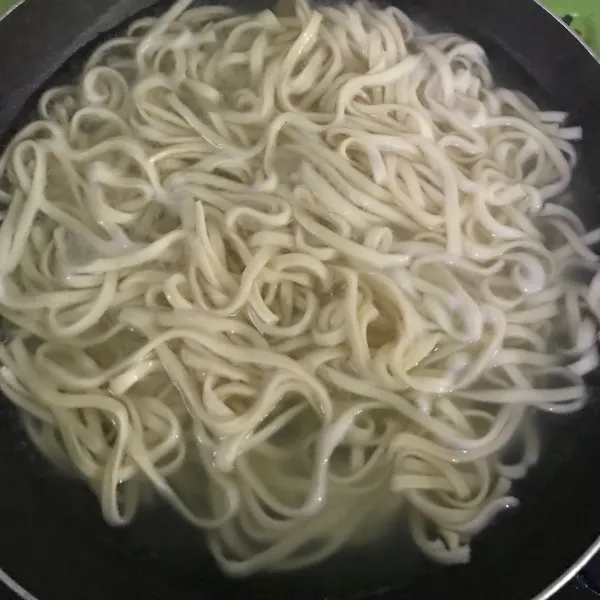 Rebus mie dengan air mendidih hingga empuk dan kenyal. Tiriskan.