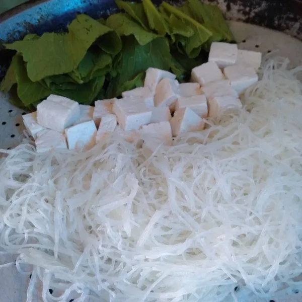 Setelah itu, panaskan kukusan. Kukus bihun yang telah direndam terlebih dahulu, potongan tahu & irisan sawi. Kukus +/- 10 menit.