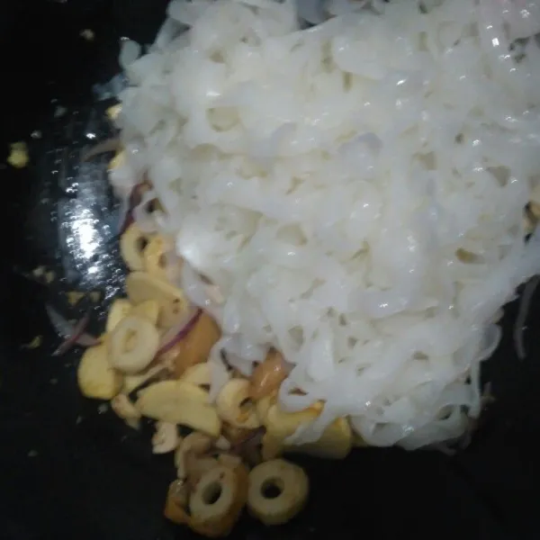 Lalu masukan kwetiau.