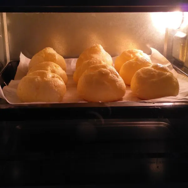 Preheat oven. Panggang dengan suhu 180°C - 25 menit