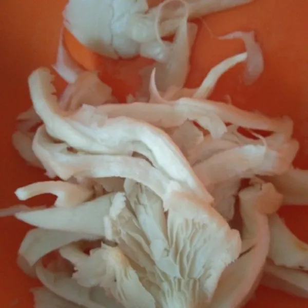 Cuci bersih jamur, peras airnya, kemudian suwir suwir, sisihkan.