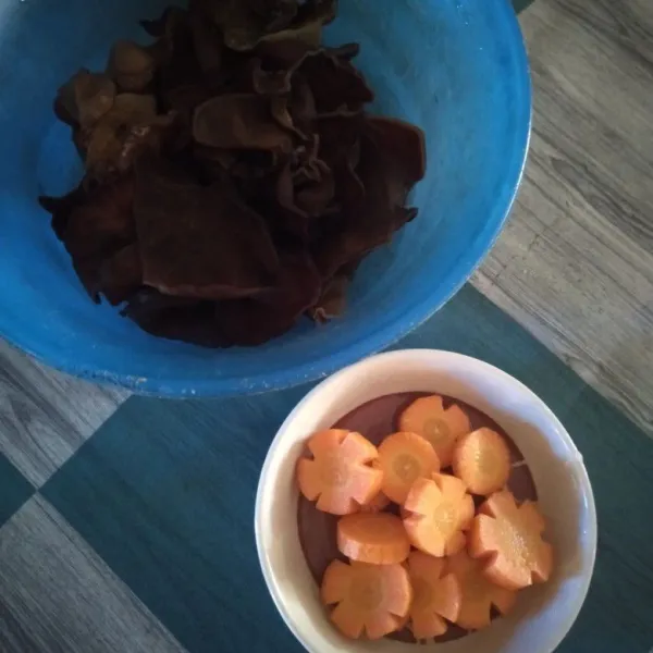 Rendam jamur hingga mengembang dengan menggunakan air hangat. Potong-potong. Siapkan wortel & potong sesuai selera. Kedua bahan dicuci bersih.