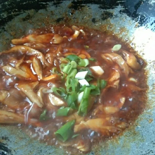 Tambahkan air, biarkan mendidih kemudian tambahkan irisan bawang daun, aduk rata.