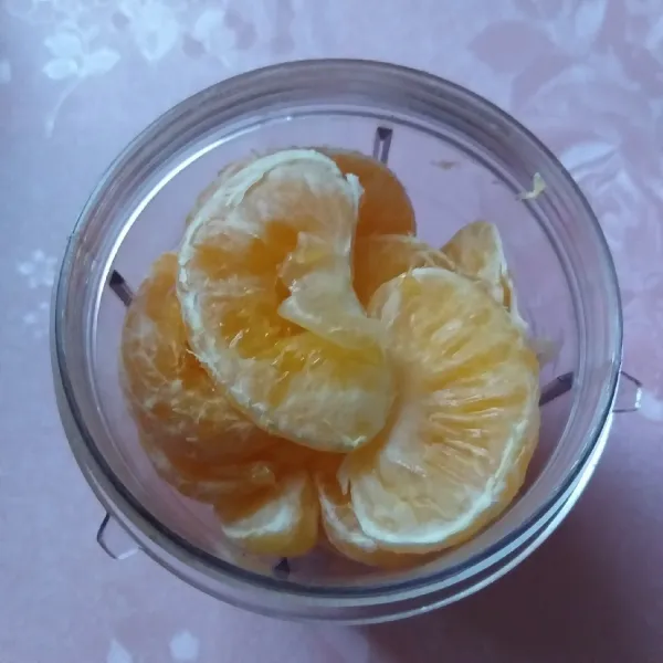 Kupas dan buang biji jeruk, kemudian blender hingga menjadi pure jeruk.