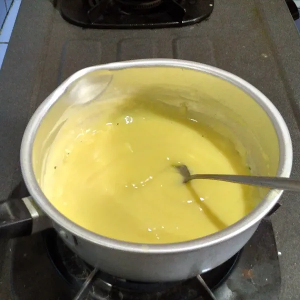 Pertama, buat basic custard terlebih dahulu. Campur kuning telur dengan gula, aduk sampai pucat. Tambahkan susu, aduk rata. Masukkan tepung, aduk. Masak dengan api kecil sampai kental. Lalu, tambahkan pasta vanilla. Tutup plastik wrap, simpan kulkas