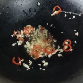 Tumis bawang putih dan cabai merah besar dengan secukupnya minyak goreng hingga harum.