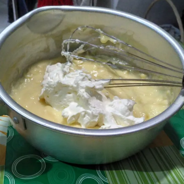 Selanjutnya bikin diplomat cream. Kocok whipped cream sampai mengembang. Campurkan dengan adonan custard, simpan kulkas