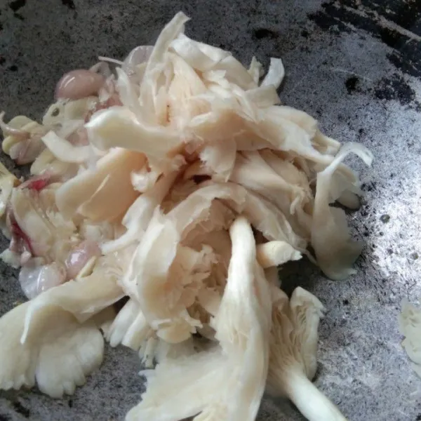 Masukkan jamur, aduk rata.