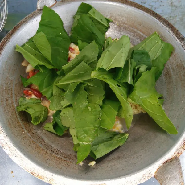 Masukkan mie,air dan sawi. Aduk rata. Masak sampai mie empuk.