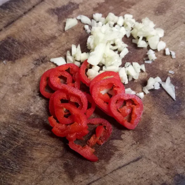 Bawang putih di cincang. Cabai merah di buang biji nya kemudian iris-iris.
