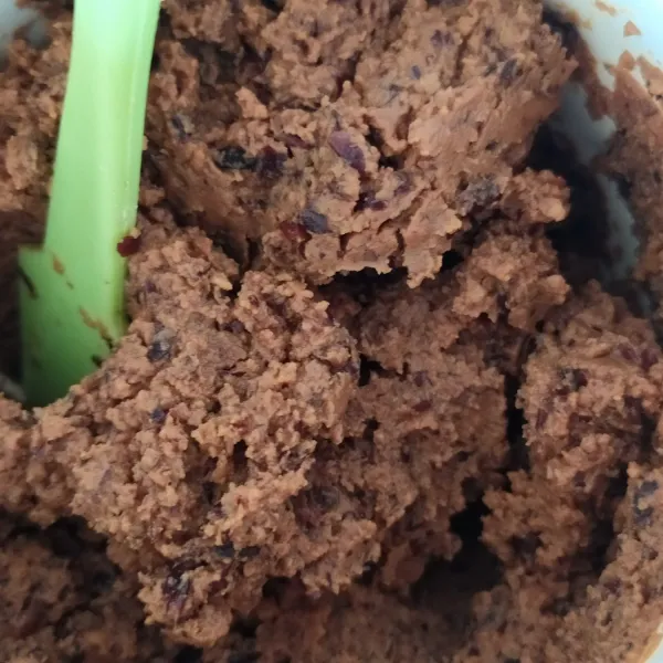 Blender tausi hingga halus. Lalu potong zucchini dan bawang bombay kecil-kecil.