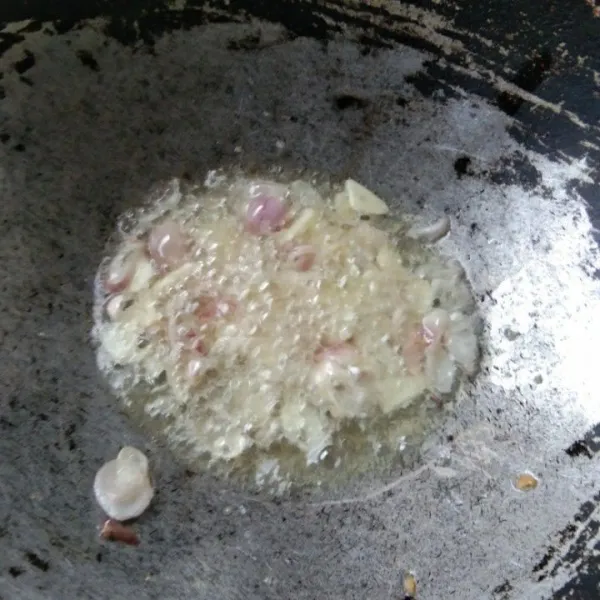Panaskan wajan dengan minyak goreng, tumis irisan bawang merah dan bawang putih hingga harum.