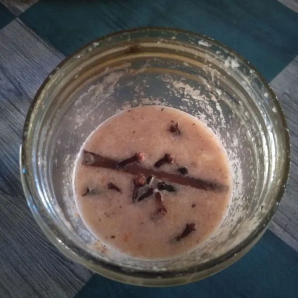 Siapkan bumbu yang telah dihaluskan. Masukkan ke dalam rebusan bersama cengkeh & kayu manis. Masak hingga tanak. Koreksi rasa. Matikan api.