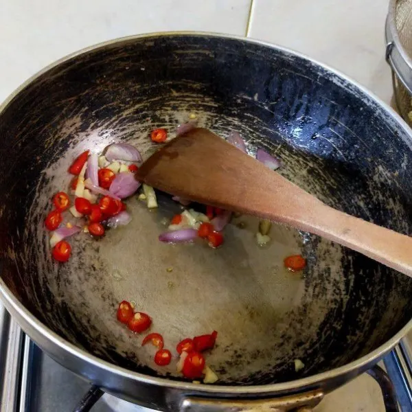 Tumis bawang merah, bawang putih dan cabe merah.