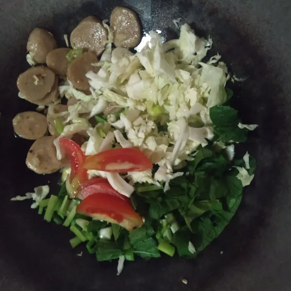Tambahkan kol, sawi, tomat, daun bawang & cabai rawit.