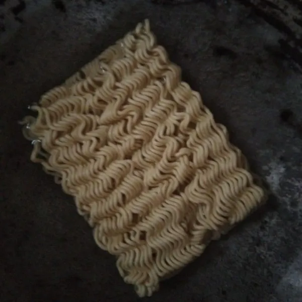 Rebus mie hingga setengah matang, angkat dan tiriskan.