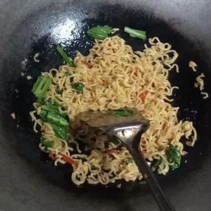 Masukkan mie, aduk rata sambil koreksi rasa.