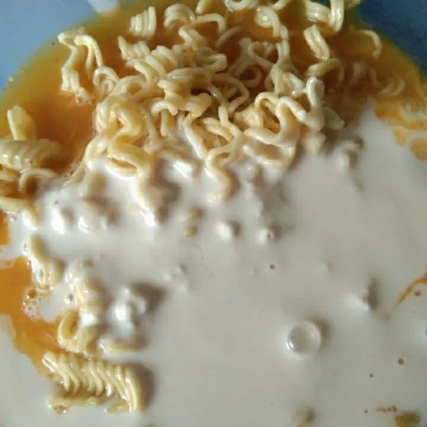 Masukkan mie rebus dan larutan tepung terigu, aduk rata.