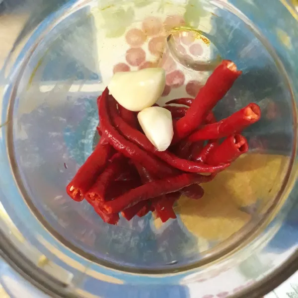 Blender halus cabe merah dan bawang putih.