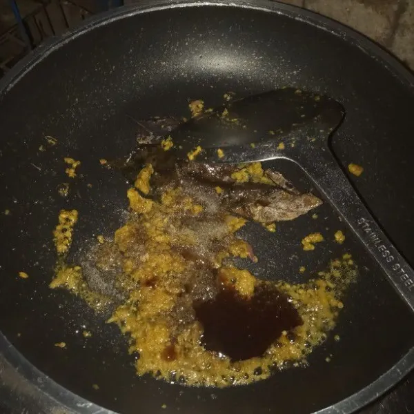 Siapkan pan, tumis bumbu halus sampai harum.