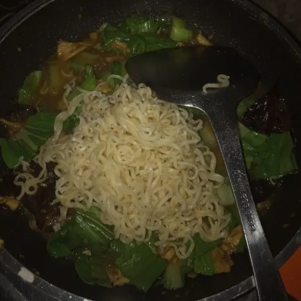 Masukkan pokcay, aduk masak sampai matang. Lalu masukkan mie, aduk rata lalu koreksi rasa. Angkat dan sajikan.