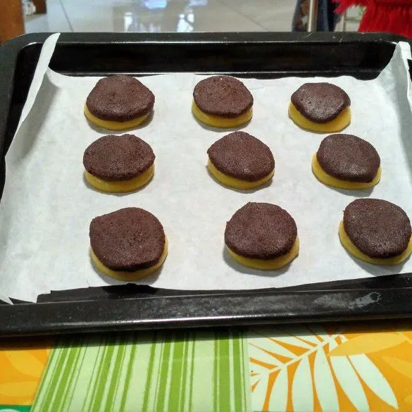 Ambil craquelin, bentuk bulat-bulat (langsung cetak sebelum masuk kulkas juga bisa). Tempel craquelin diatas adonan choux