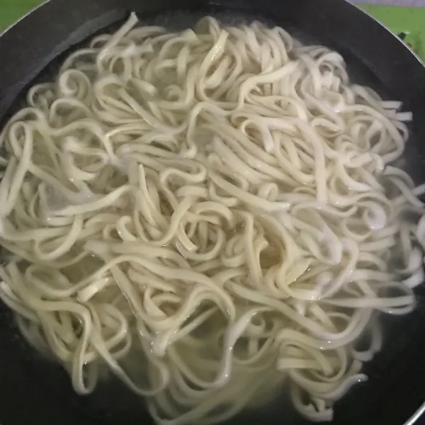 Rebus mie dengan air mendidih hingga empuk, lalu tiriskan.
