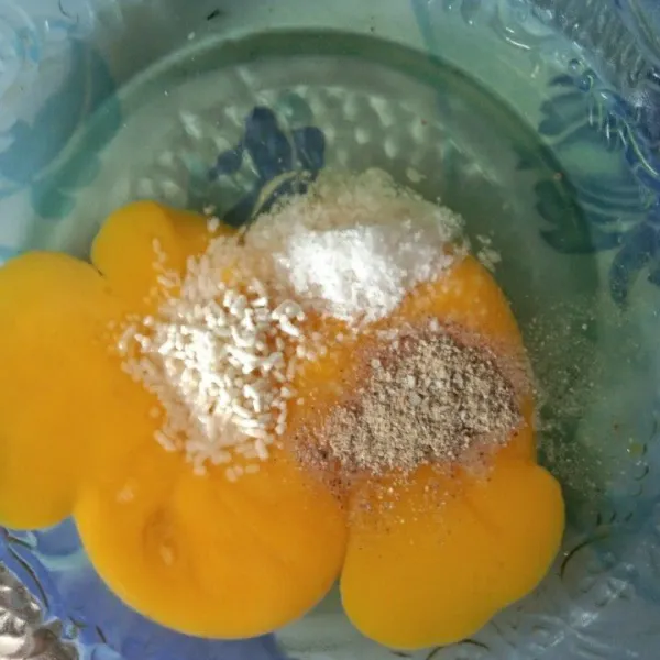 Siapkan telur, tambahkan garam, merica bubuk dan kaldu jamur, kocok lepas.