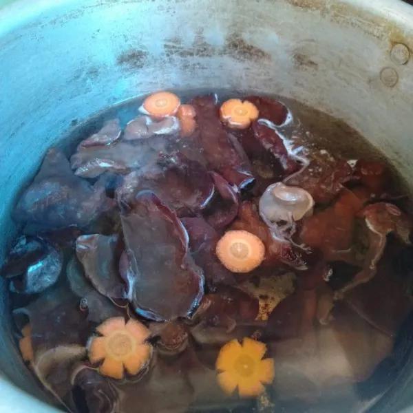 Kemudian, rebus bersama 650 ml Air hingga kaldu nya keluar & bahan tersebut lunak.