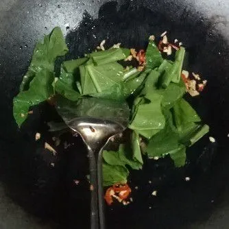 Masukkan sawi, tuangi air, bumbui garam halus, merica bubuk, gula pasir, kaldu bubuk dan saus tiram. Aduk rata.