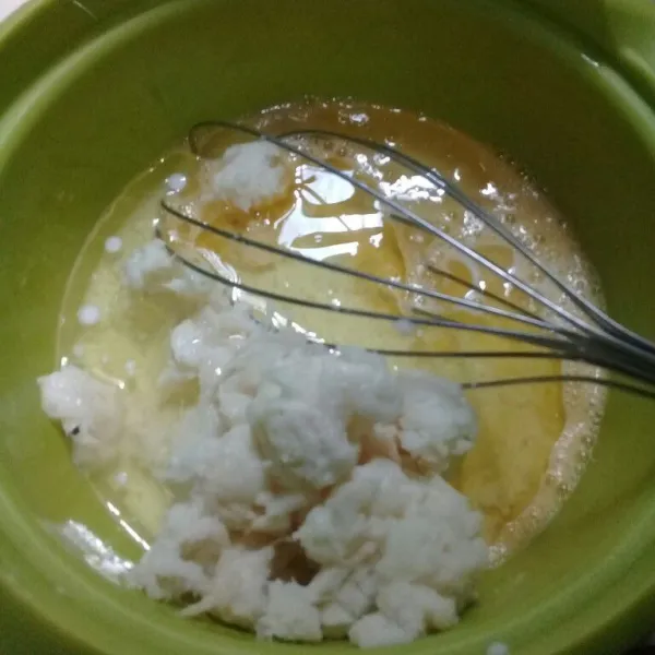 Lumatkan tape, lalu masukan semua bahan B, aduk sampai tercampur rata menggunakan whisk