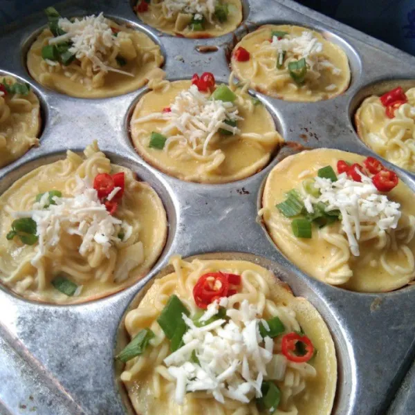 Beri taburan keju parut.