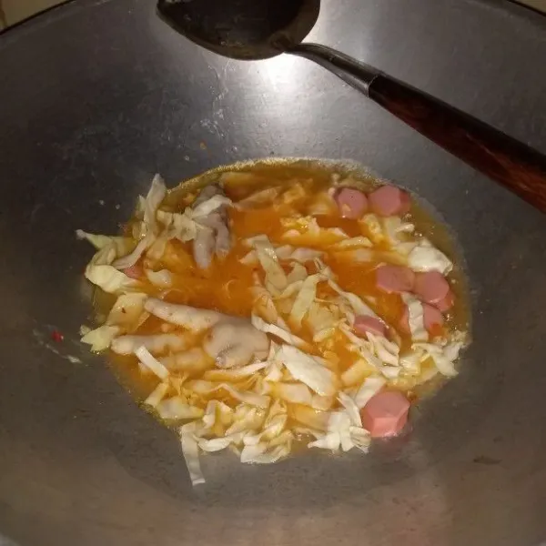 Masukan sosis, ceker dan kubis. Rebus hingga matang.