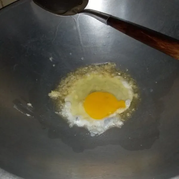 Haluskan bawang putih dan kecur. Panaskan minyak goreng. Tumis bumbu halus hingga harum kemudian ceplok telur. Orak - arik telur hingga matang.