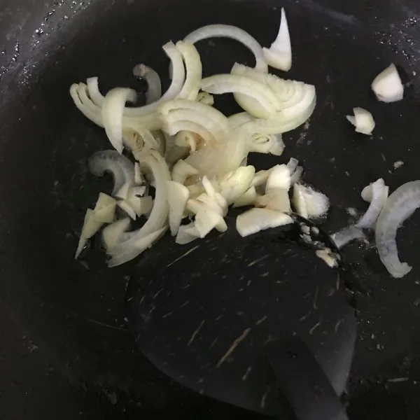 Cincang kasar bawang putih dan bawang bombay, lalu tumis dengan minyak wijen hingga harum.