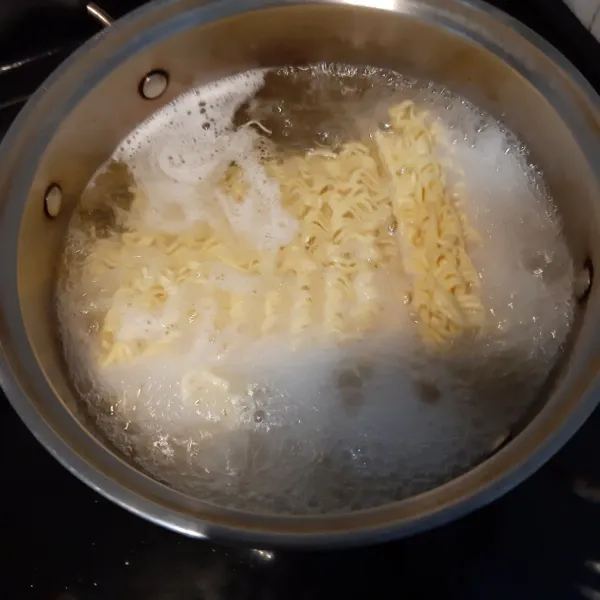 Siapkan panci, tuang air beri sedikit minyak rebus mie sampai matang selama 3 menit.