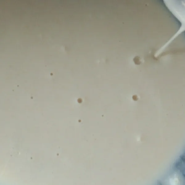 Dalam wadah, campur tepung terigu dengan air secukupnya, aduk rata hingga sedang kekentalannya, sisihkan.