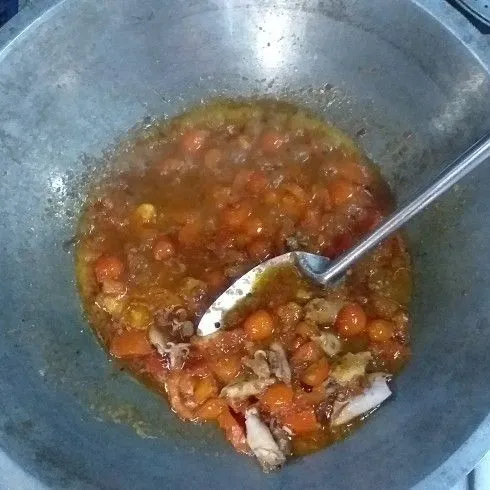 Masukkan ke dalam sambal, tumis kembali hingga matang