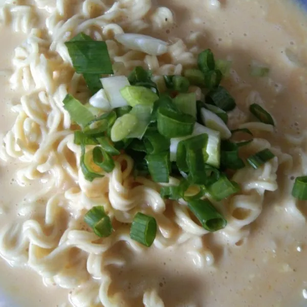 Masukkan irisan bawang daun, aduk rata, sisihkan.