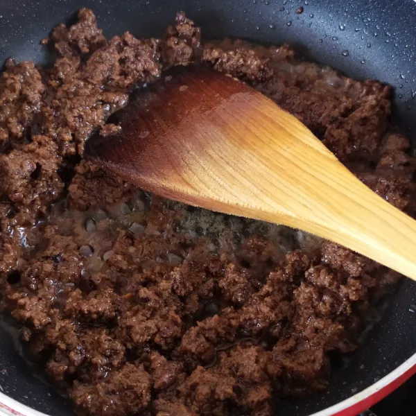 Panaskan minyak, tumis tausi ±10 menit hingga tekstur dan warnanya makin pekat. Angkat, tuang minyaknya ke wajan bersih. Gunakan utk step berikutnya.