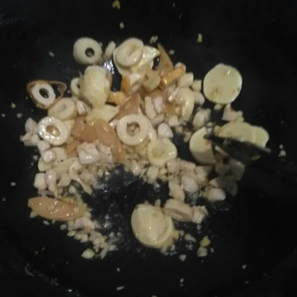 Panaskan secukupnya minyak, saute bawang putih sampai harum. Lalu masukkan bahan nabati, aduk rata.