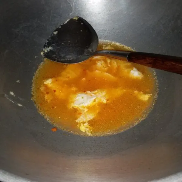 Masukan cabe halus, tumis sebentar. Masukan air kaldu ayam. Tambahkan gula, garam dan kaldu bubuk.