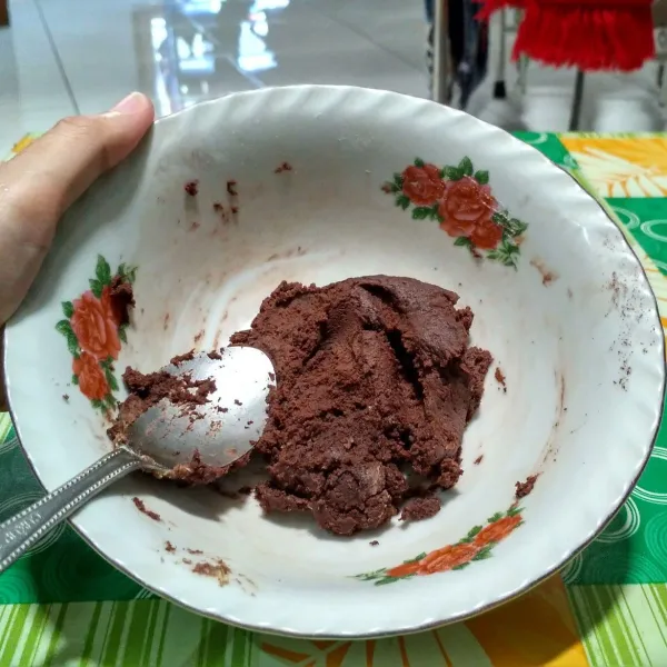 Kedua, buat craquelin. Campurkan margarin, gula, garam, dan cokelat bubuk. Lalu, tambahkan tepung. Aduk sampai rata, simpan di kulkas