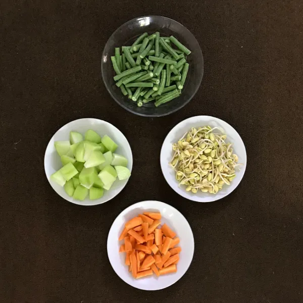 Siapkan bahan sayurannya seperti kacang panjang, tauge capar, wortel dan labu siam.