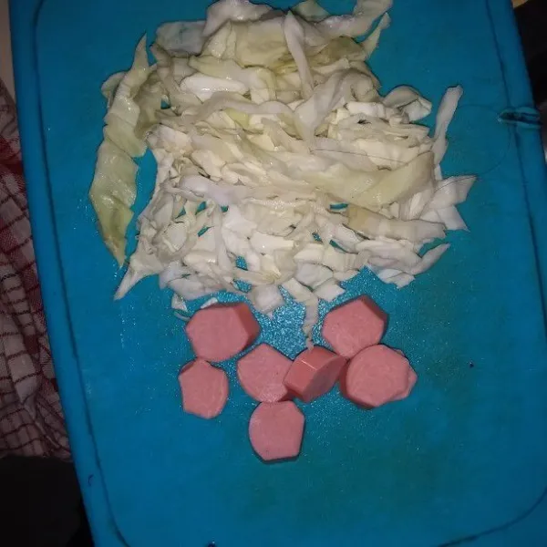 Cuci kubis kemudian rajang. Potong sosis bulat.